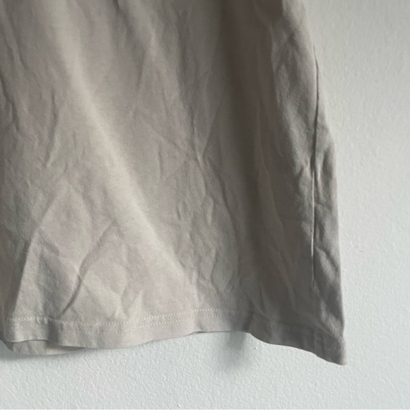 Everlane short sleeve light cream gray pocket front detail t-shirt - Picture 3 of 7